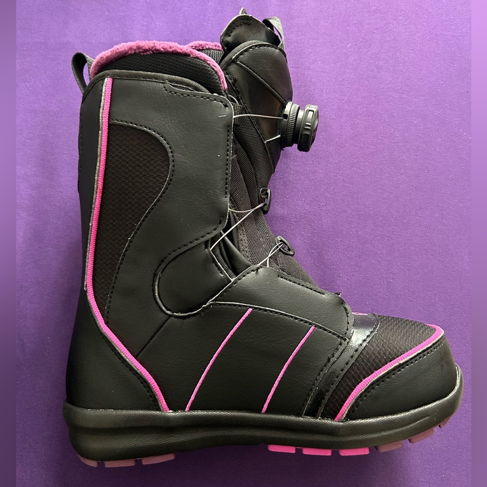 SALOMON WOMEN’S SNOWBOARD 🏂 BOOTS SiZE: 6.5 - BRAND NEW - NEVER USED - BLACK